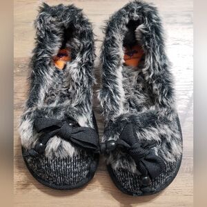 Rocket Dog Size 6.5 Black and White Fuzzy with bows Slipper / Shoes